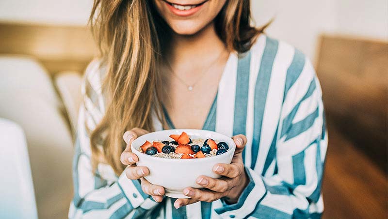 Woman eating healthy to build a healthier life